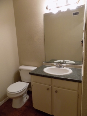 811 B - 3 Bedroom / 1 Bath bathroom